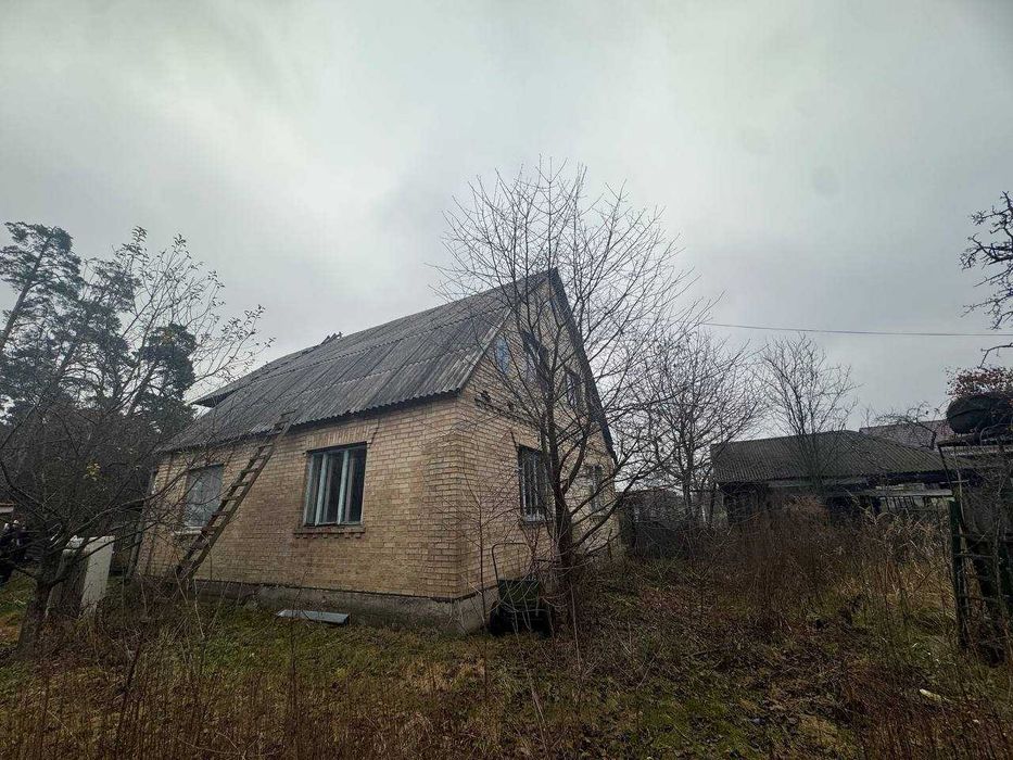 Будинок під реконструкцію з бетонним перекриттям. Хооша локація