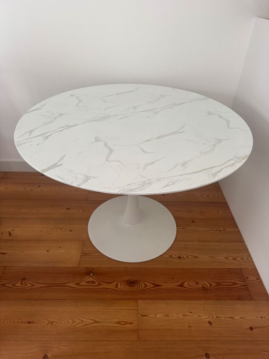 Mesa com tampo de vidro temporário