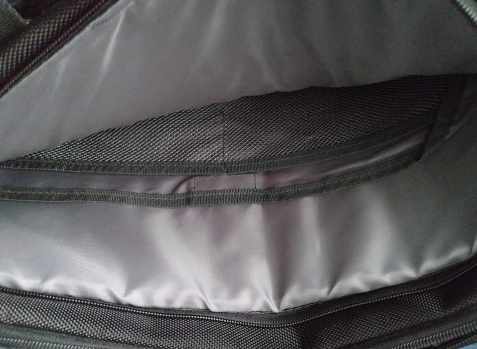 Czarna torba na laptopa 44x33x9