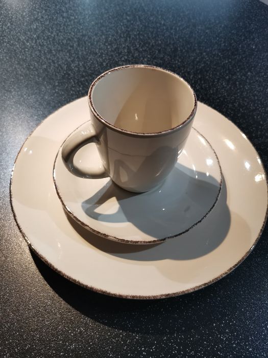 Zestaw filizanki do kawy i talerzyki deserowe