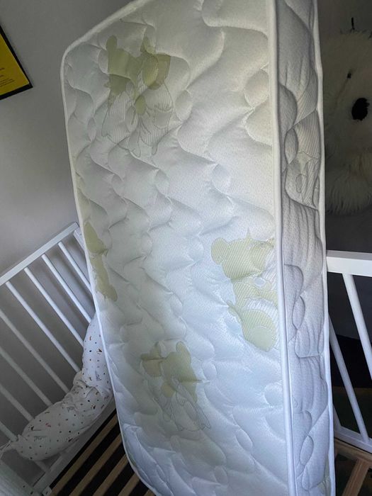 Cama de grades para bebé com colchão