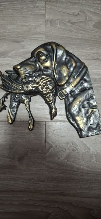 Imagem de cão de caça em bronze