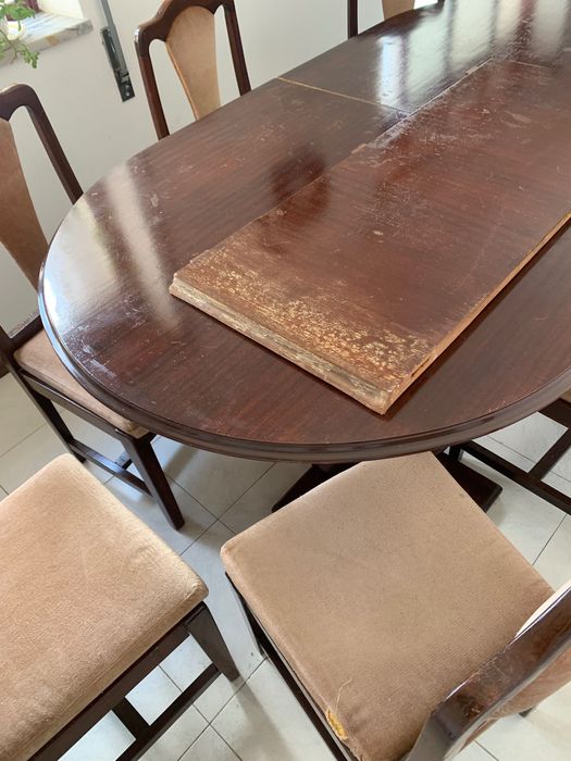 Mesa de Madeira com 8 Cadeiras