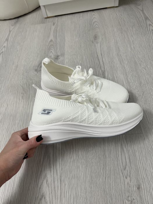 Нові Білі кросівки Skechers
