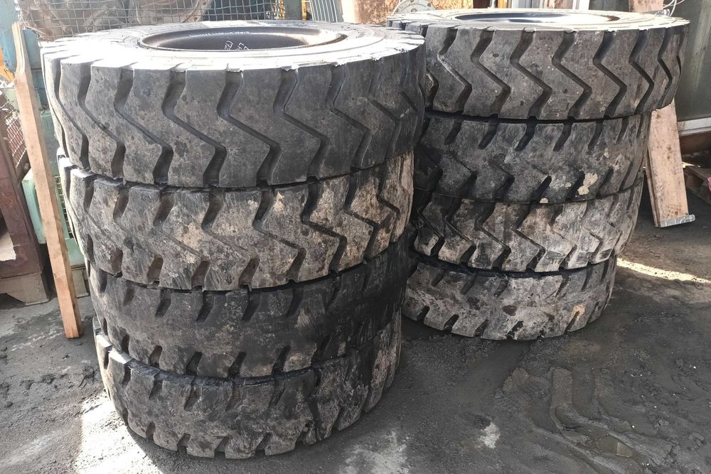 Koła do koparki Liebherr LM35 Timber. Stan idealny. Bridgestone.12R20.