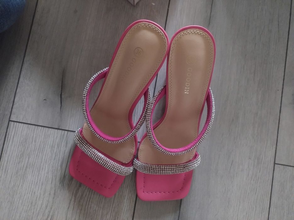 Fuksjowe szpilki różowe klapki na obcasie diamenciki barbie wesele