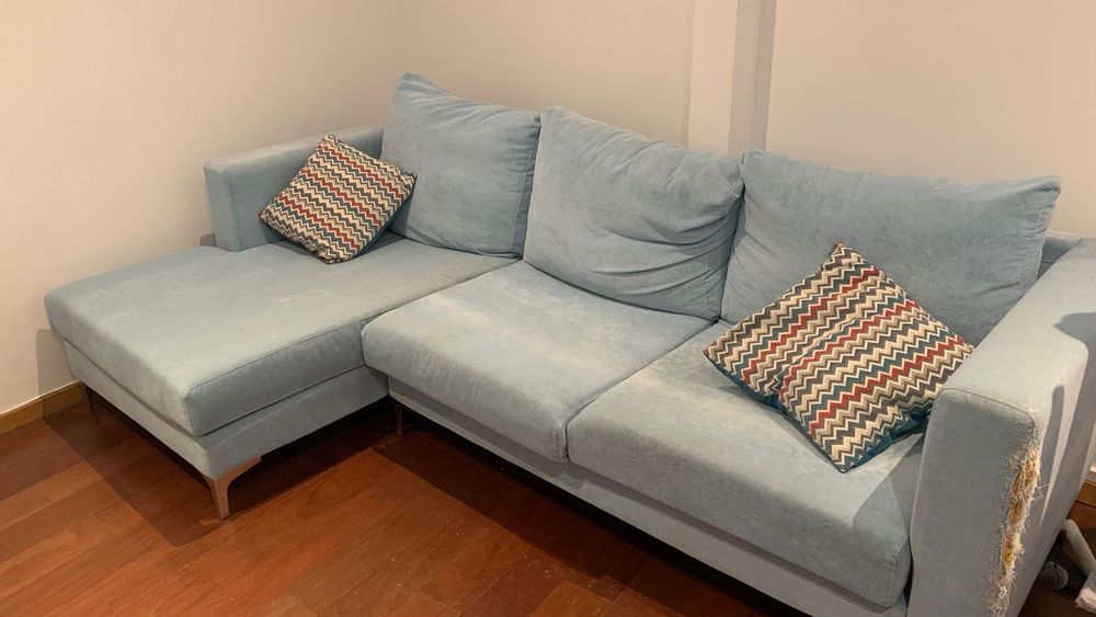 Mesa de vidro de cozinha e sofá