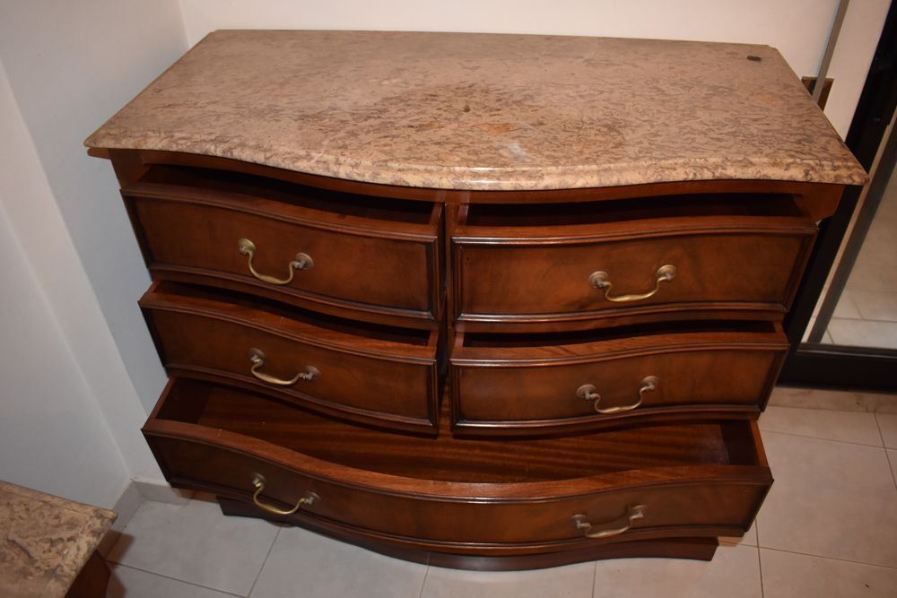 Mobília de quarto completa em mogno.