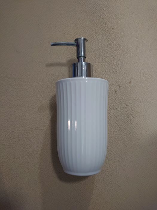 Elegancki ceramiczny dozownik do mydła – biały, ryflowany