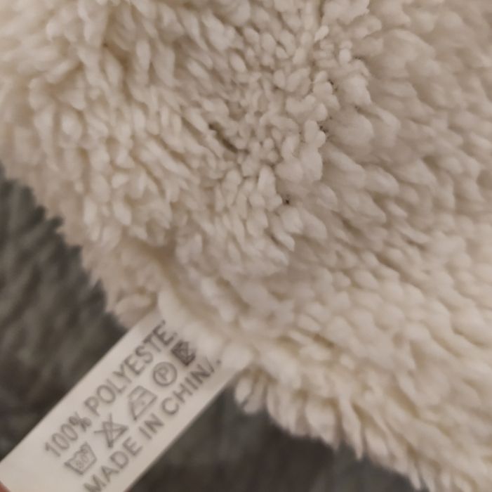 Gola de pêlo bege e branco