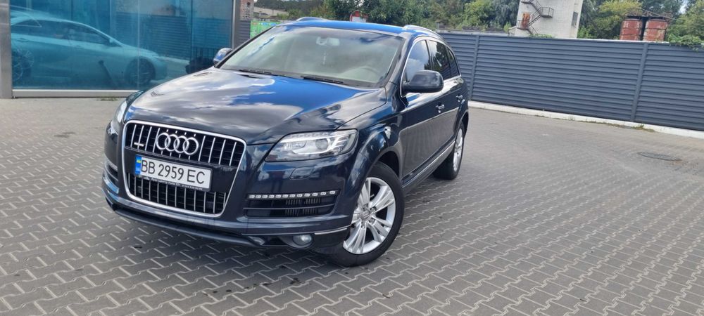Автомобиль AUDI Q7