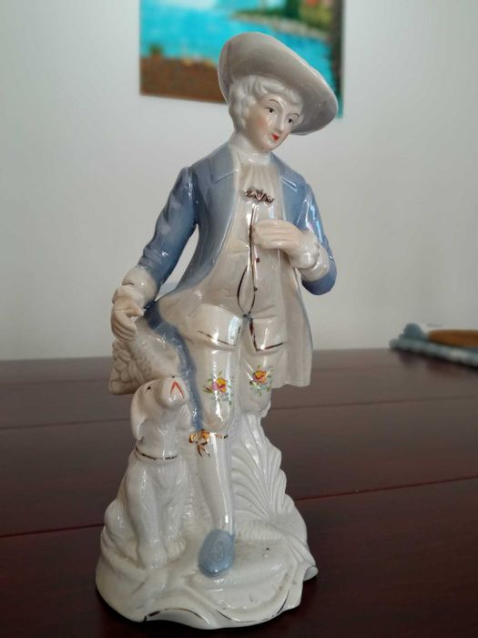 figura de loiça e boneca