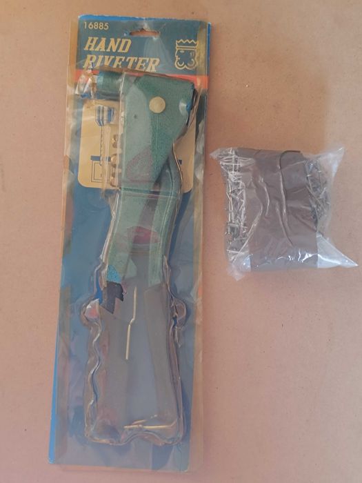 Ferramenta Rebitadora ou Rebitadeira nova e Rebites