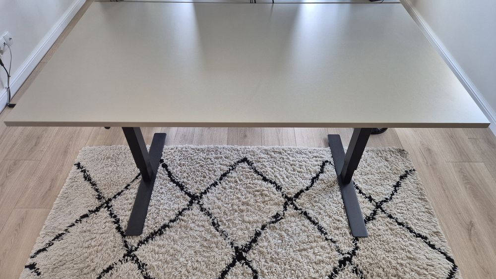 Beżowe Biurko Trotten Ikea 140x80 regulowana wysokość i duży blat