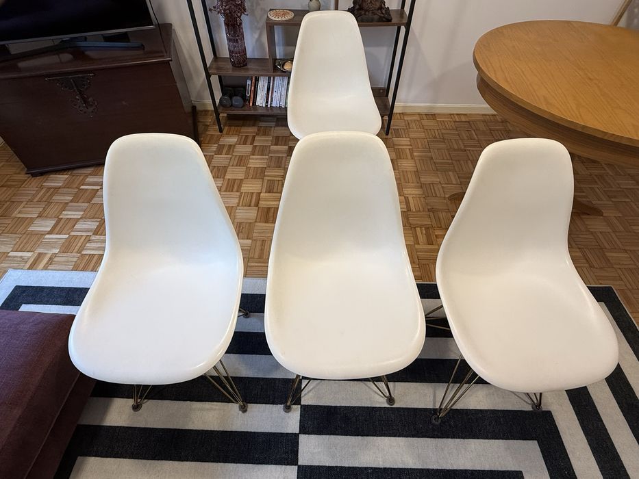 3 cadeiras brancas estilo Eames com pés dourados + 1 para reparação