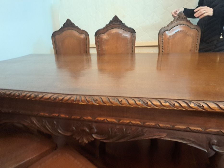 Antiga mesa de jantar em madeira maciça com 8 cadeiras