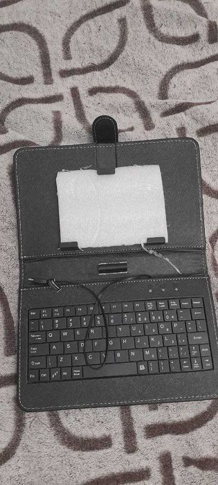 Etui z klawiaturą do smartfona
