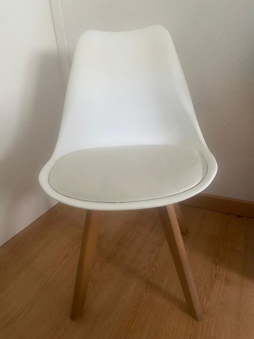 Cadeira moderna branca com pes em madeira