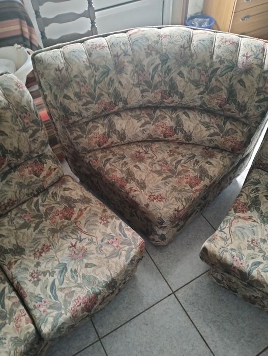 Sofá usado em bom estado , é composto por 3 partes