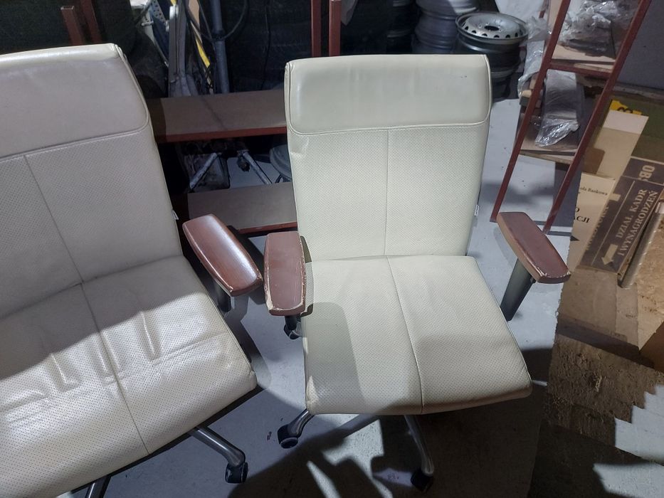 Fotele skórzane obrotowe kremowe