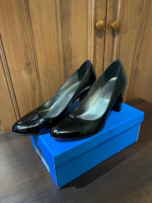 Продам нові шкіряні ( лак ) туфлі. На середню ніжку  39 р. ( 25.5см.)