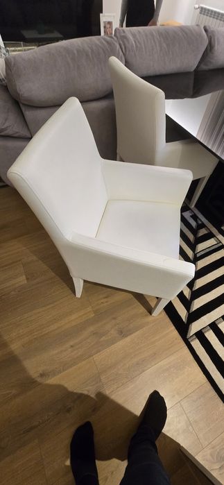 Mesa de jantar com cadeiras e tapete