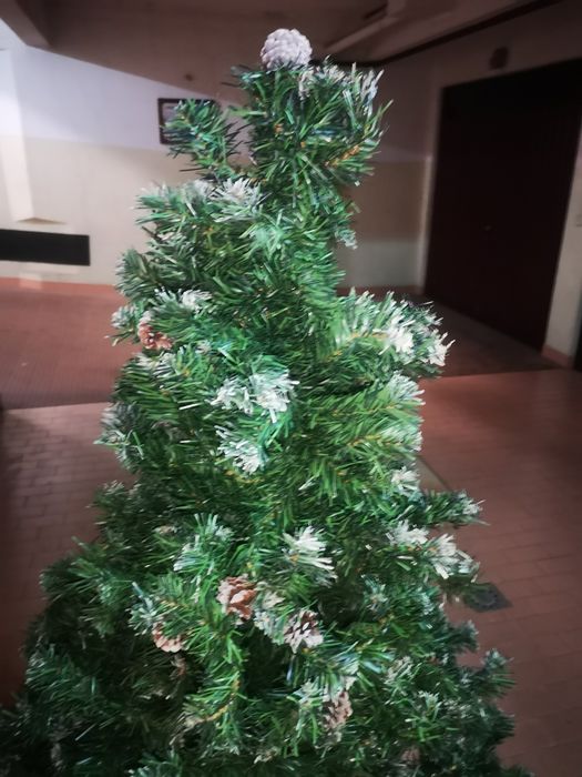 Árvore de Natal 1,80 m com Neve e Pinhas
