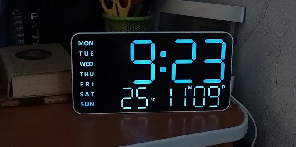 Цифровий настільний годинник.