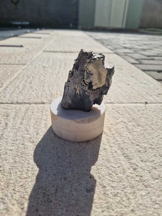 Pedra de volframio com base de marmore