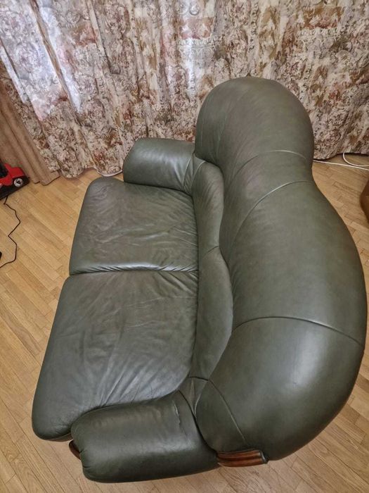 Диван шкіряний 2-місний, зелений, у відмінному стані