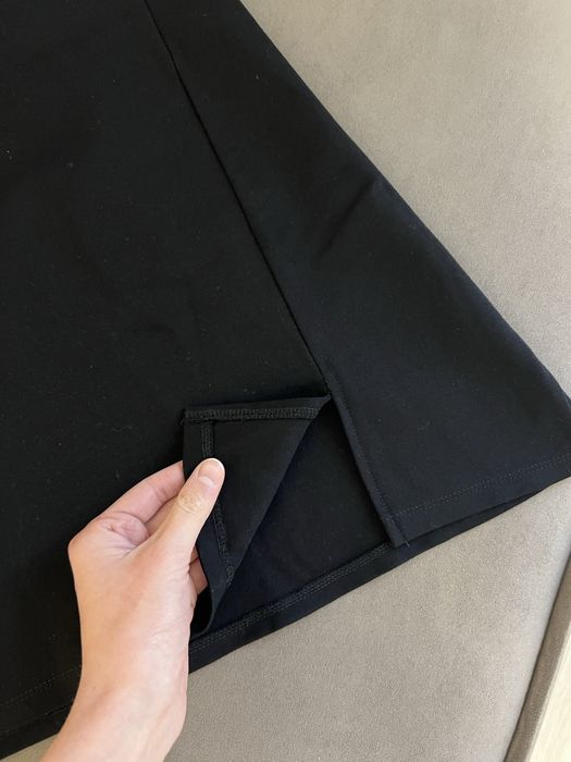 Чорна міні спідниця з розрізом