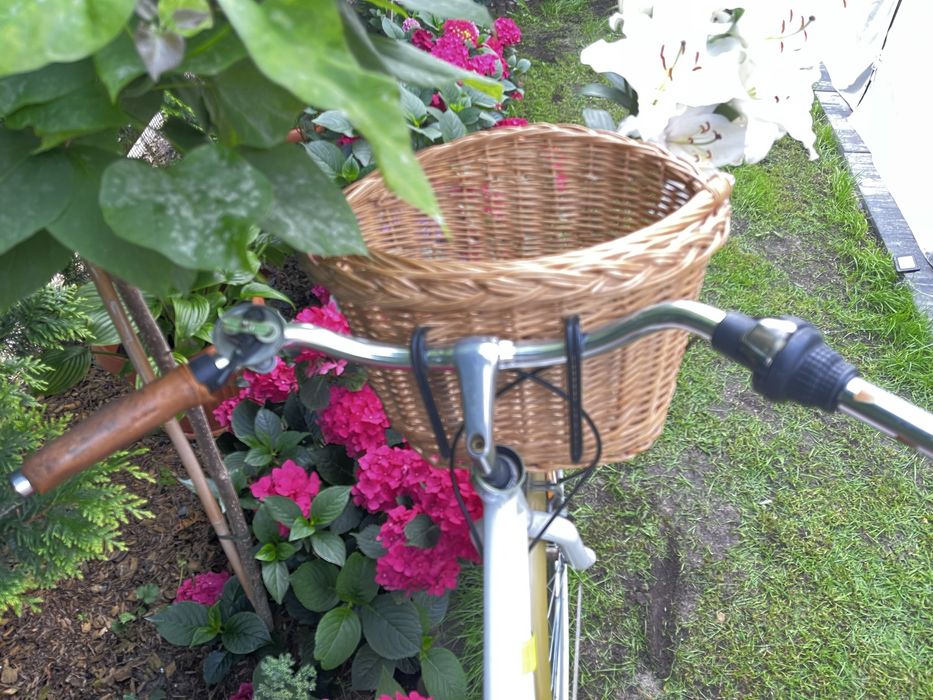 Rower miejski biały z koszem wiklinowym