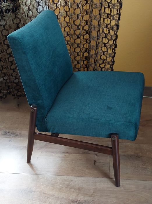 Stary fotel po renowacji