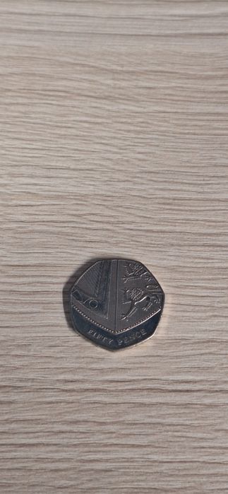 Brytyjska moneta 50 pensów z serii „Tarcza Królewska” 2015 rok
