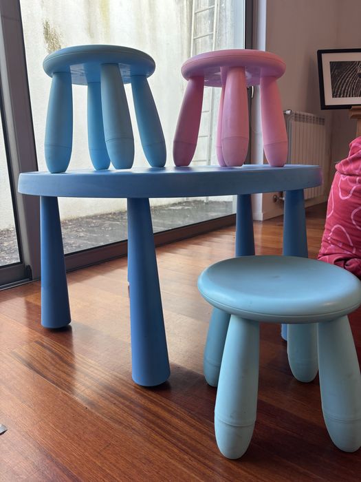 Mesa e 5 cadeiras para crianças IKEA