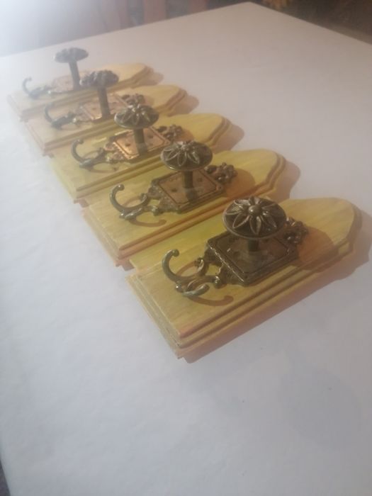 Cabide de parede com ferragens trabalhadas