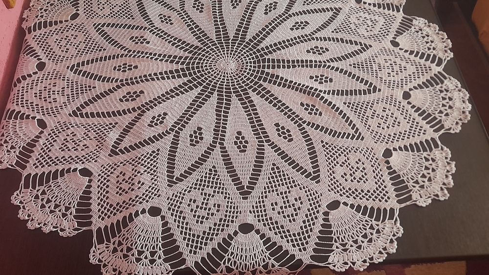 Вязана крючком скатерть