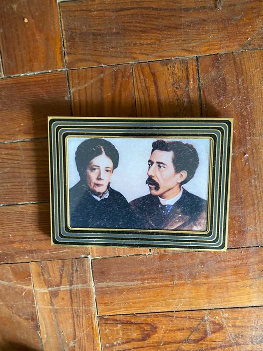 quadro antigo com 2 figuras