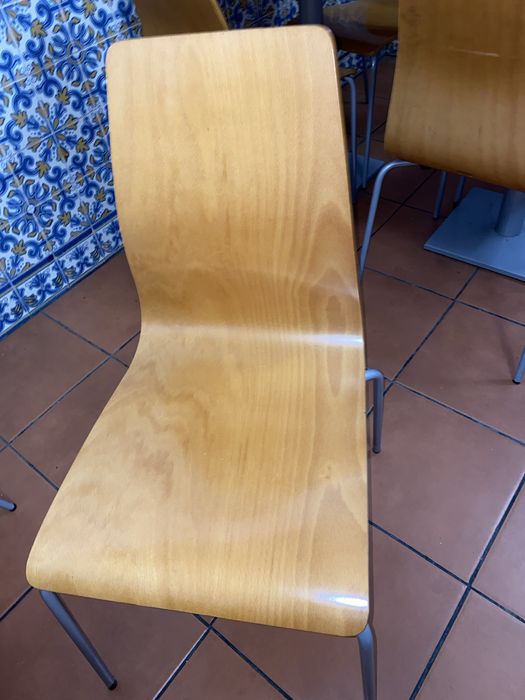 Conjunto mesa e cadeiras.