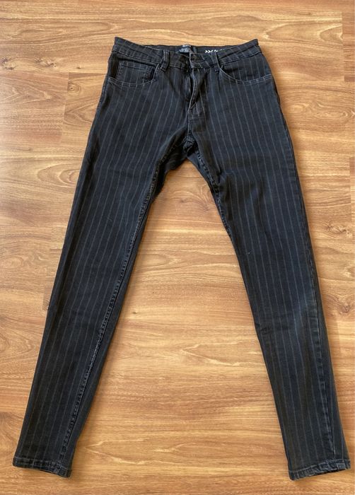 Czarne jeansy w paski, Bershka