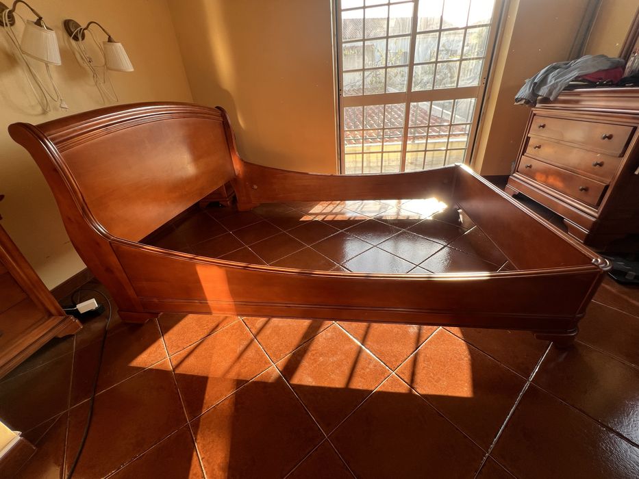 Estrutura de cama em cerejeira maciça, modelo Luis Filipe