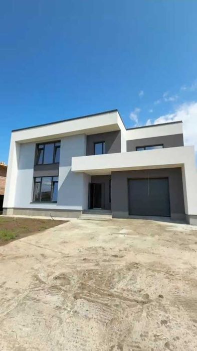 Будинок з сауною, басейном та великою ділянкою!