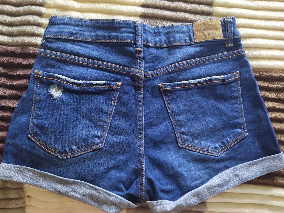 Шортики на дівчину