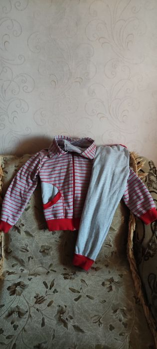 Продам дівчинки костюми ,комплекти . .