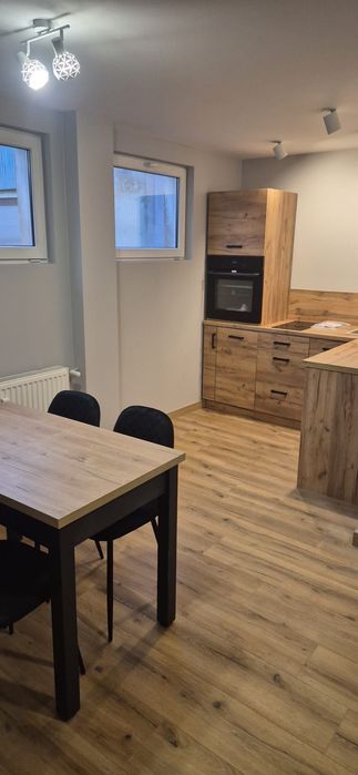 Mam do wynajęcia kawalerkę w Raciborzu, 35 m2 , na  I piętrze, salon, balkon loga, kuchnia  z jadalnią , po kapitalnym remoncie, wszystko pachnące.