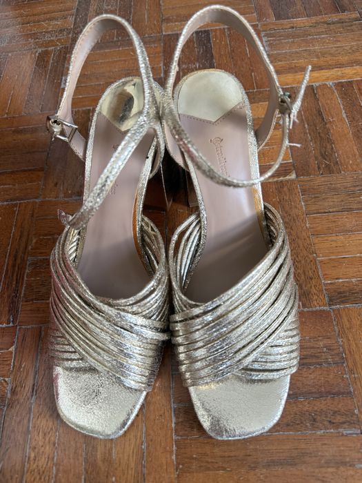 Sandalias douradas usadas 2 vezes