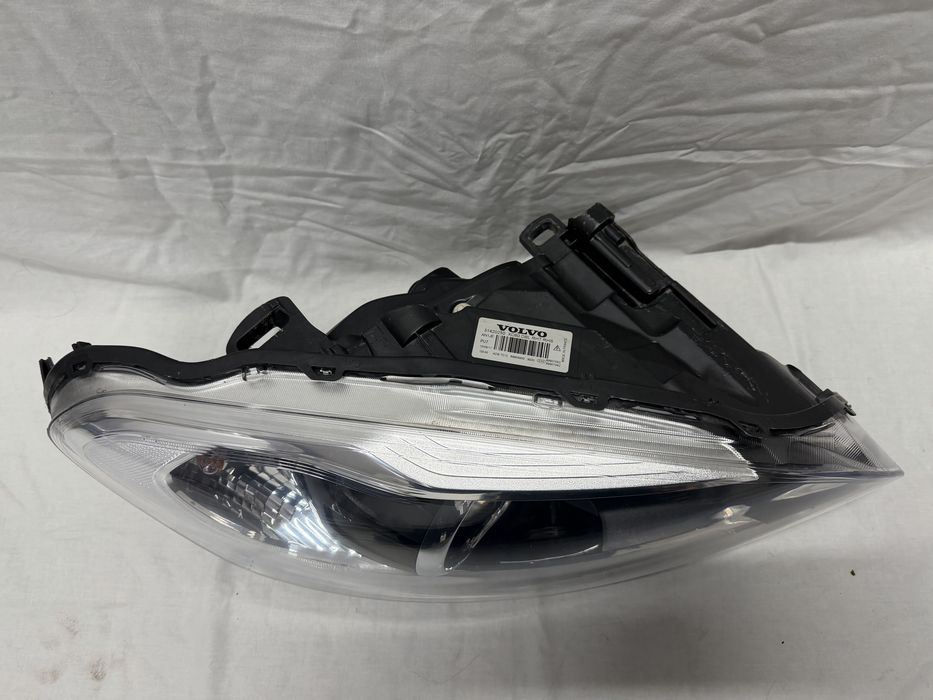 Lampa Prawy Przód VOLVO XC60 LIFT Xenon 13-17r.
