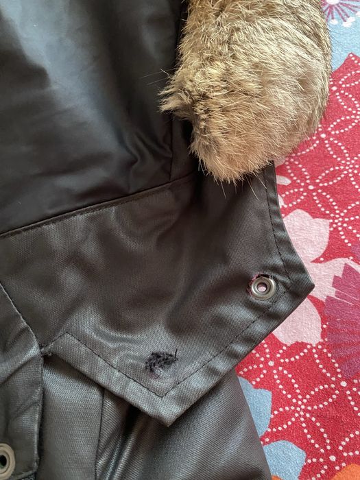 Parka preta impermeável com capuz