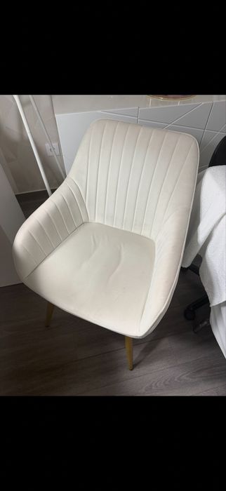 Cadeirao bege com dourado