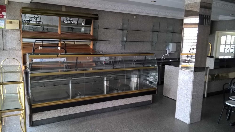 Mobília, equipamentos e ferramentas de hotelaria e restauração.